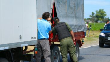 Parar y revisar, esa era la orden este viernes para los gendarmes en la ruta 19. (Alan Monzón/Rosario3.com)