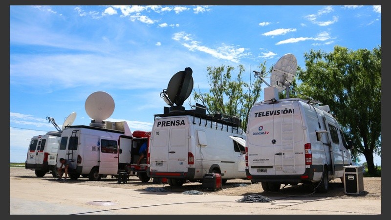 Muchos medios locales y nacionales presentes en la zona. (Alan Monzón/Rosario3.com)