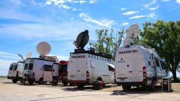 Muchos medios locales y nacionales presentes en la zona. (Alan Monzón/Rosario3.com)