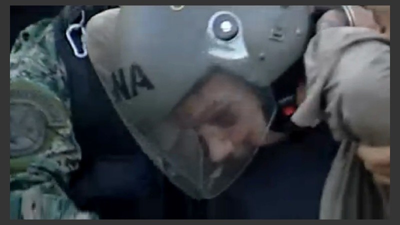 Así llevaban a Lanatta al móvil que lo trasladaría.