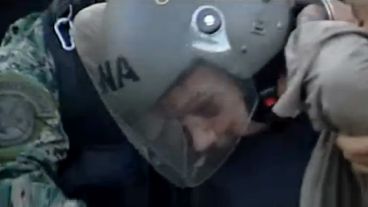 Así llevaban a Lanatta al móvil que lo trasladaría.