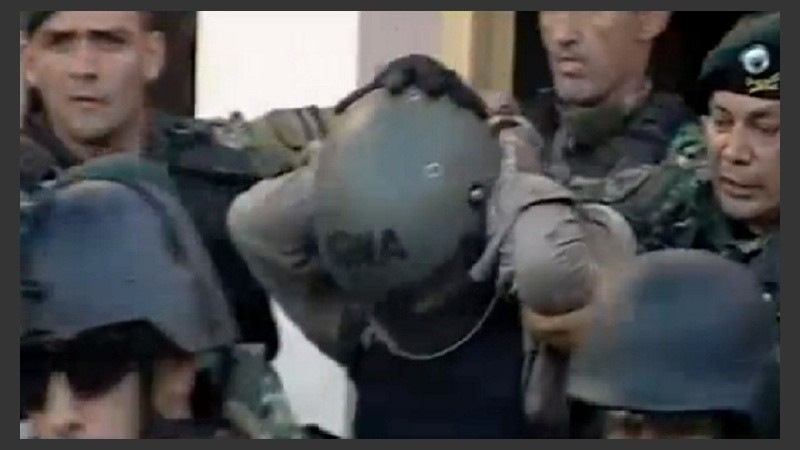 Así llevaban a Lanatta al móvil que lo trasladaría.