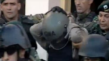 Así llevaban a Lanatta al móvil que lo trasladaría.