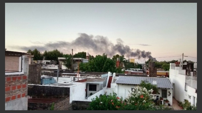 Así se veía el humo desde el centro de Rosario.