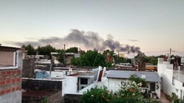 Así se veía el humo desde el centro de Rosario.