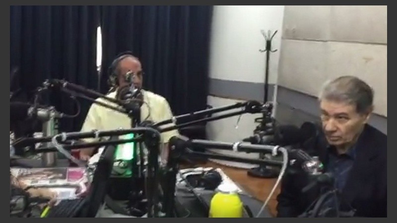 Morales se sienta en el estudio y pide la palabra. 