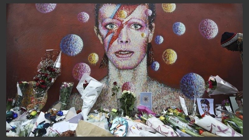 Flores y velas en el mural de Bowie en su ciudad natal en Brixton.