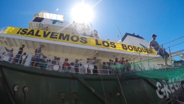 El barco de Greenpeace llegó a Rosario el domingo. Y desde este lunes puede ser visitado. (Alan Monzón/Rosario3.com)