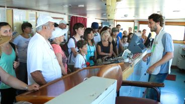 Rosarinos y turistas en el interior del barco este lunes. Es el barco más grande que tiene la organización activista. (Alan Monzón/Rosario3.com)