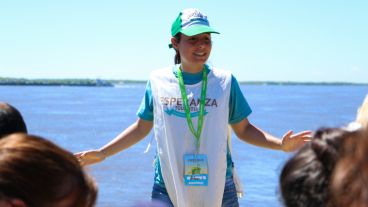 Voluntarios explican a los visitantes las funciones de cada sector del barco. (Alan Monzón/Rosario3.com)