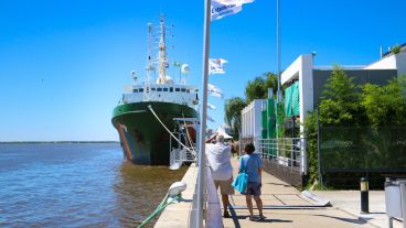 La embarcación es la más grande que tiene Greenpeace y se encuentra en la Estación Fluvial. (Alan Monzón/Rosario3.com)