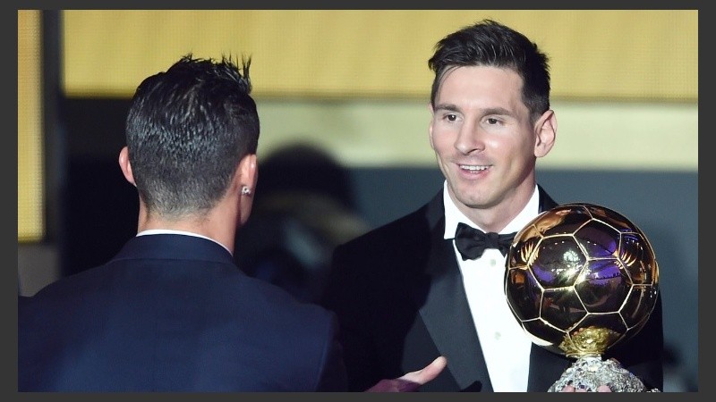 El uno y el dos. Leo se saluda con Cristiano, ganador el año anterior.