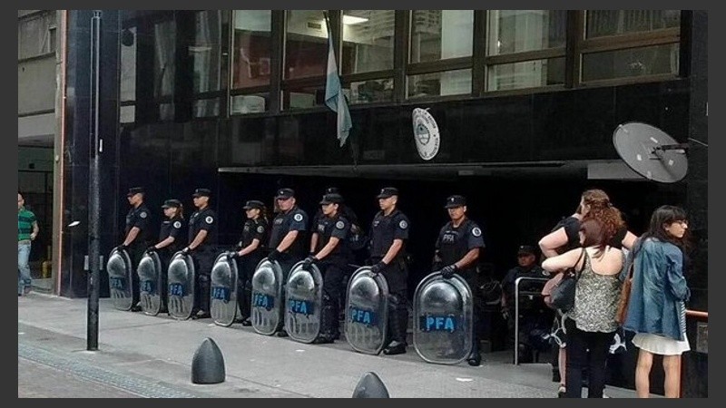 Un cordón policial en el organismo impidió el paso de Sabbatella.