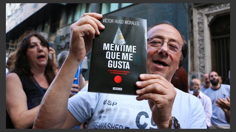 Un hombre muestra un libro del periodista uruguayo. Fuerte respaldo de los rosarinos. (Alan Monzón/Rosario3.com)