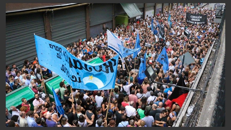 Toda esta gente participó de la marcha. (Alan Monzón/Rosario3.com)