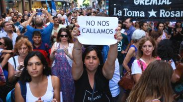 Los manifestantes repudiaron el ataque "contra la libertad de expresión". (Alan Monzón/Rosario3.com)