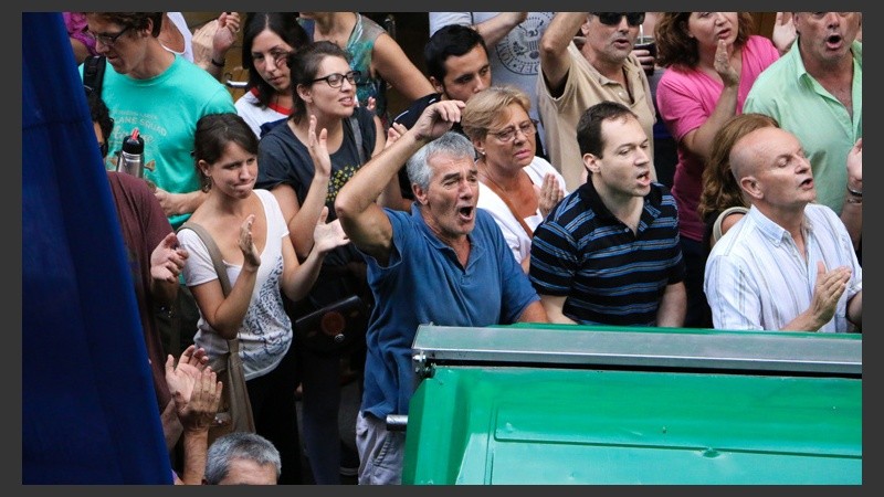 Hubo cánticos en respaldo al periodista uruguayo. (Alan Monzón/Rosario3.com)