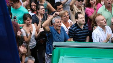 Hubo cánticos en respaldo al periodista uruguayo. (Alan Monzón/Rosario3.com)