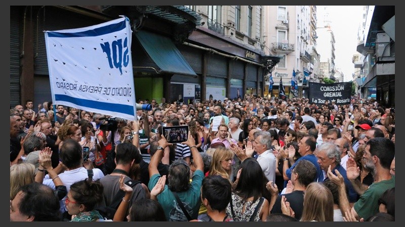 Una bandera del Sindicato de Prensa Rosario que custionó el despido de Víctor Hugo. (Alan Monzón/Rosario3.com) 