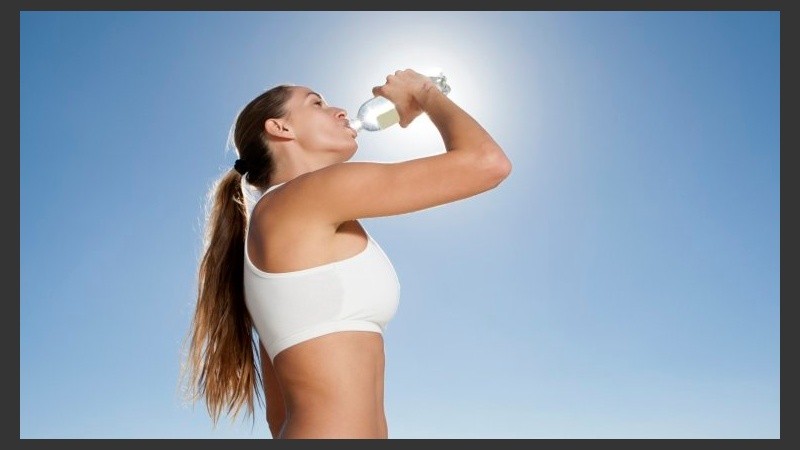 Hidratarse, consumir frutas y verduras y evitar el sol directo entre las 10 y las 16, son algunos de los consejos.