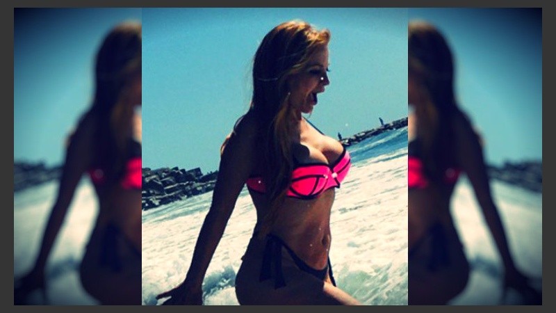 ¡Qué frío! Grace, con bikini flúo y con las incipientes aguas del Atlántico mojándole los pies.