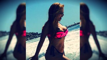 ¡Qué frío! Grace, con bikini flúo y con las incipientes aguas del Atlántico mojándole los pies.