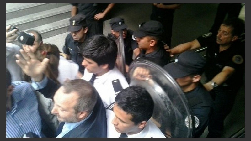 El desplazado funcionario en su intento fallido por ingresar al edificio.