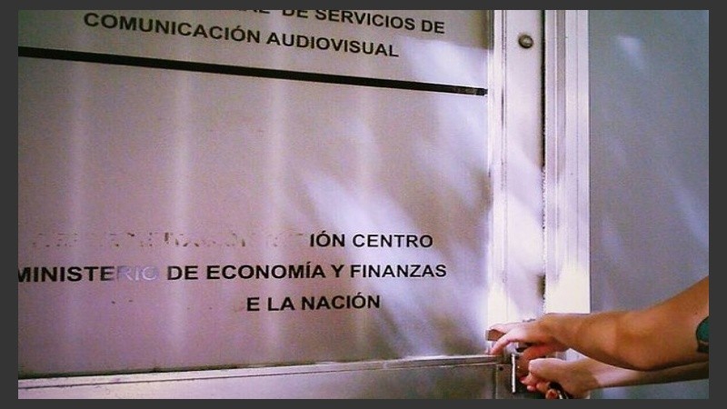 Llaves que no abren. Empleados quedaron fuera del edificio.