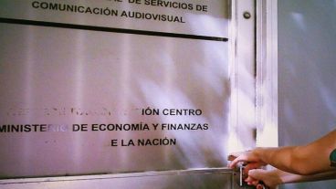 Llaves que no abren. Empleados quedaron fuera del edificio.