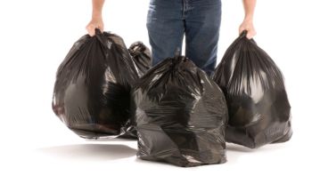 Las bolsas negras de plástico reciclado son la opción sugerida para arrojar los residuos hogareños.