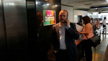 El titular del organismo entrando al edificio.