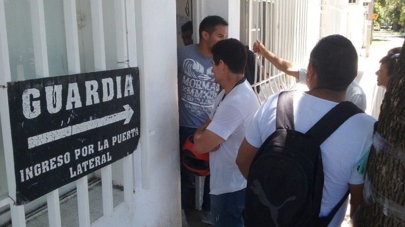 Puerta saturada en la pequeña sede de Moreno al 2500.