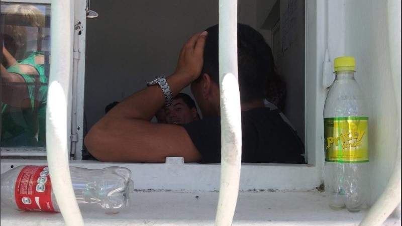 Mucho calor, poco espacio y ni agua para la larga espera.