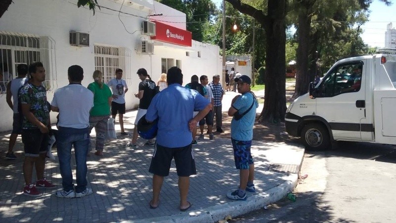 La grúa descansa; los infractores esperan en la calle.