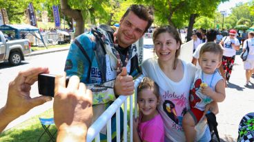 Una familia se saca una foto con uno de los pilotos del Dakar. (Alan Monzón/Rosario3.com)