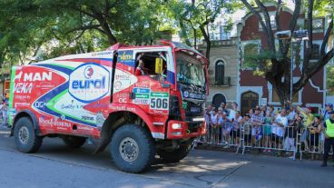 Uno de los enormes camiones pasando por avenida Belgrano ante la mirada del público. (Alan Monzón/Rosario3.com)