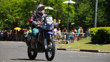 Una de las motos ingresando al Parque nacional a la Bandera. (Alan Monzón/Rosario3.com)