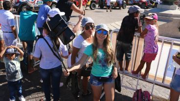 Dos chicas se sacan una selfie durante la tarde calurosa. (Alan Monzón/Rosario3.com)
