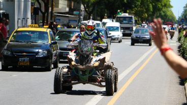 Pasado el mediodía, los pilotos ingresaron a la ciudad cruzando toda avenida Pellegrini. (Alan Monzón/Rosario3.com)