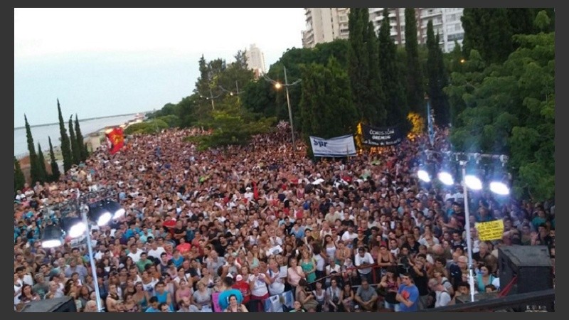 Miles de rosarinos coparon la zona del Parque España