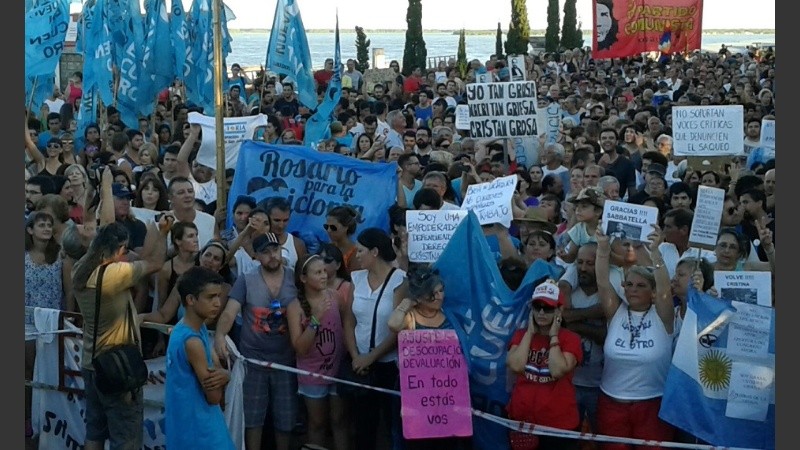 Carteles y consignas en el Parque España.