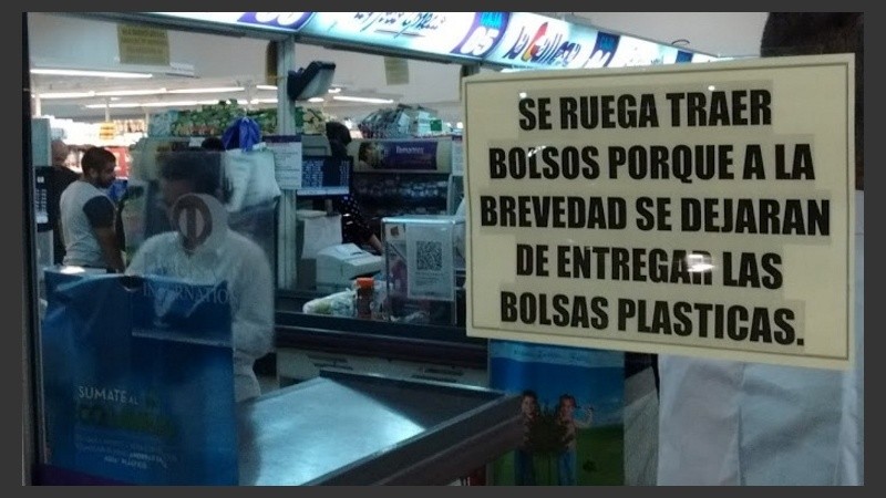 Un cartel en un supermercado local, que ya avisa a sus clientes.