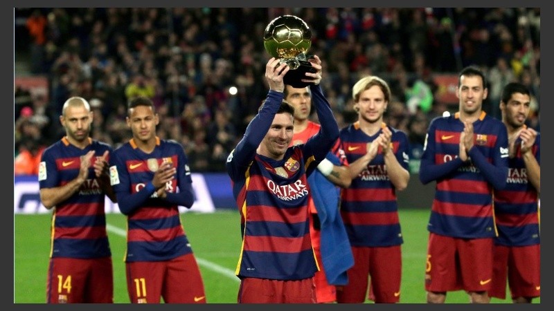 El rosarino muestra su último trofeo individual en el Camp Nou.