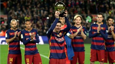 El rosarino muestra su último trofeo individual en el Camp Nou.