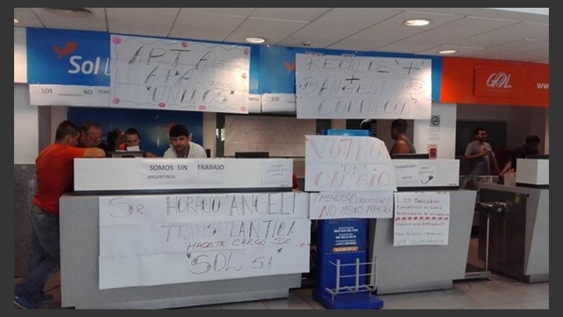 El acampe en el aeropuerto local seguirá con guardias mínimas.