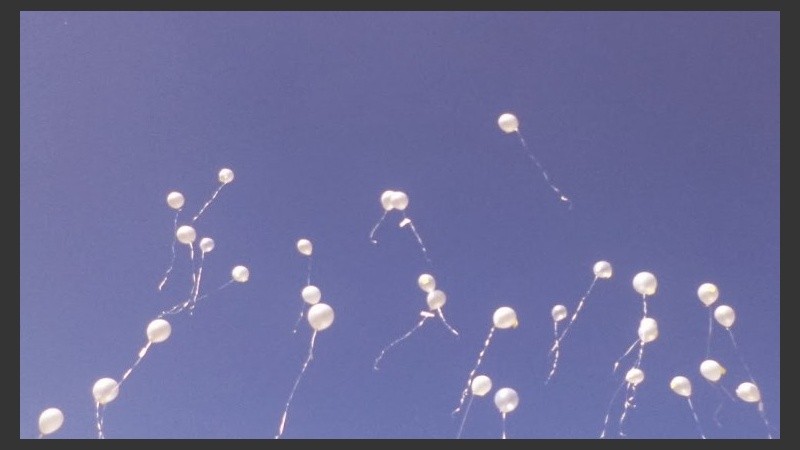 Apenas blanco sobre un celeste profundo.