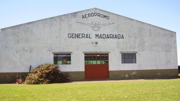 El aeródromo de General Madariaga está ubicado sobre la ruta 74, cerca de Pinamar.