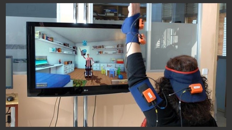 La rehabilitación virtual, que estimula a través del juego, consta de tres elementos: un televisor, una consola Xbox y un sensor llamado Kinect.