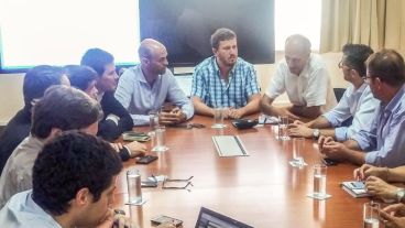 Angelini encabezó una delegación santafesina que se reunió con Dietrich.