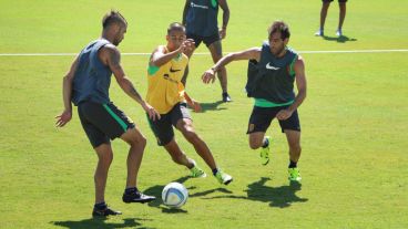 Además de trabajos físicos hubo fútbol reducido. (Rosario3.com)